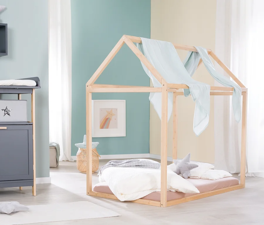 Zimmer mit roba Hausbett, ca. 70 x 140 cm, Bambus, mit weißer Decke, grauem Nachttisch und Wanddekoration.