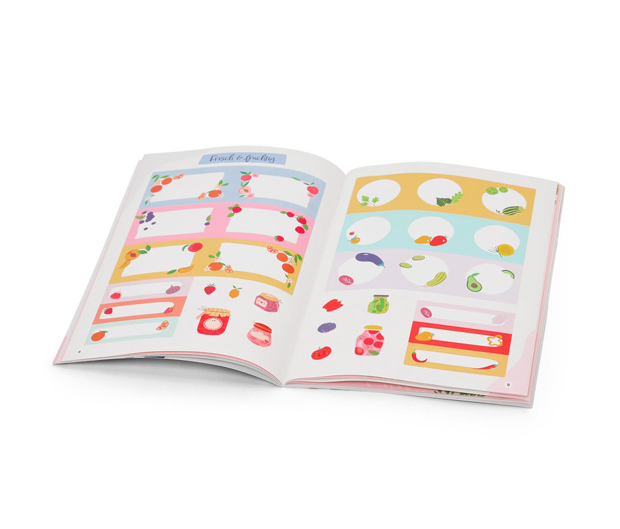 Offenes Buch »Küchenetiketten« mit Illustrationen von Obst, Gemüse und leeren beschriftbaren Etiketten.