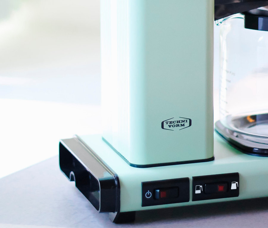 Nahaufnahme einer pastellgrünen Moccamaster KBG Select Filterkaffeemaschine.