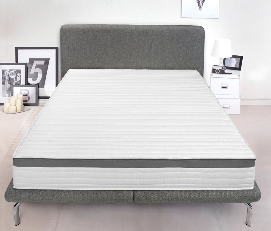 Eine Badenia-7-Zonen-Kaltschaummatratze liegt auf einem Bett.