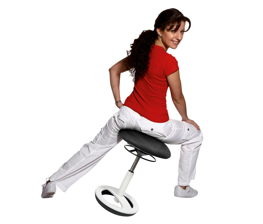 Frau sitzt auf schwarzem Topstar Hocker »Sitness Bob« und schaut über die Schulter.