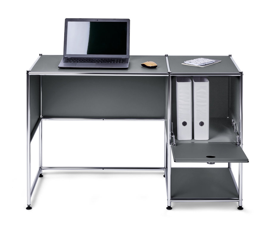 Grauer Metall Schreibtisch »CN3« mit Klapptür, auf dem ein Laptop und eine Maus liegen.