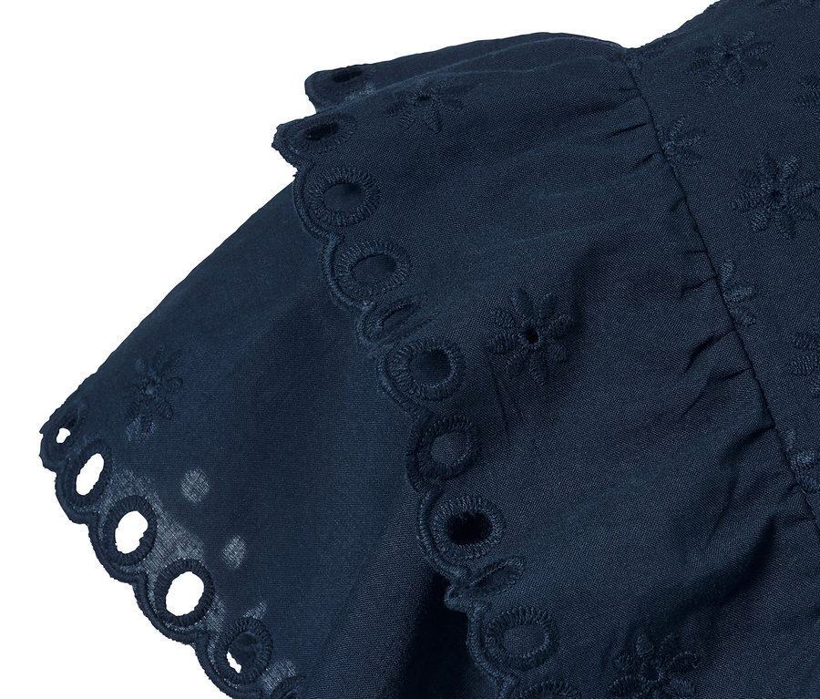 Detailansicht eines dunkelblauen Shirts mit Stickerei.