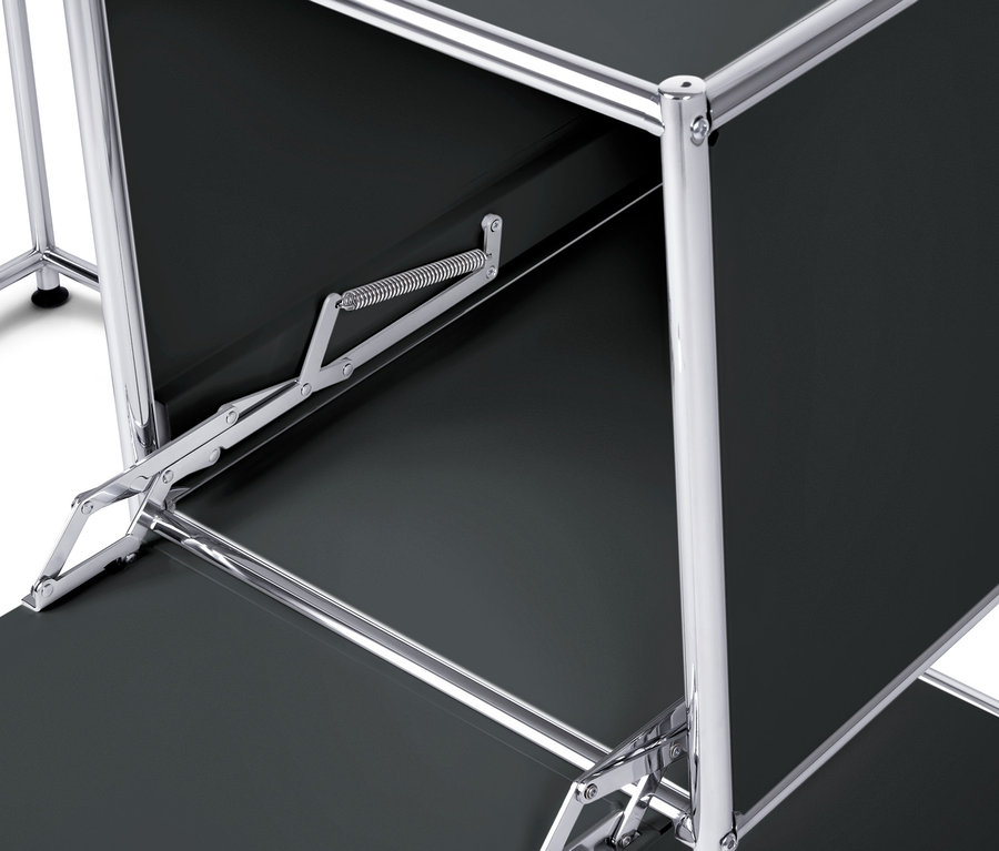 Detailansicht des schwarzen Metall Schreibtisch »CN3« mit Klapptür und Chromgestell.