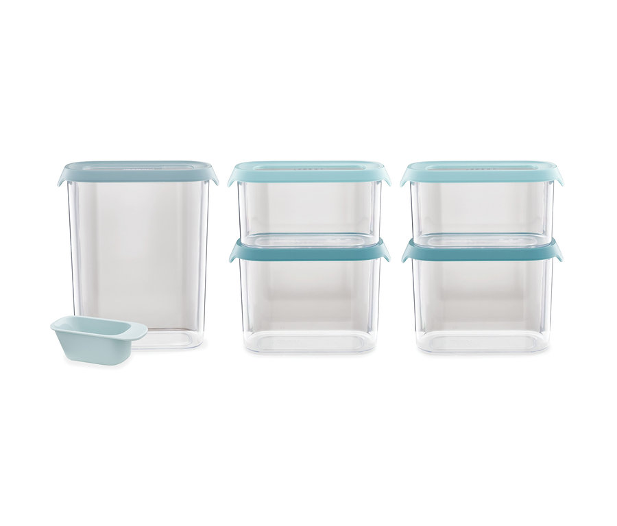 Ein Joseph Joseph Aufbewahrungsbehälter-Set mit transparenten Behältern und blauen Deckeln.