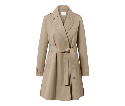 Ein beiger Trenchcoat mit Gürtel.