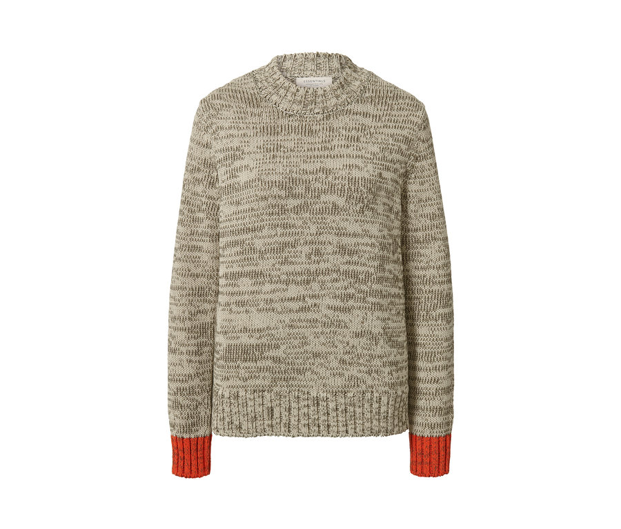 Ein hellbrauner Grobstrick-Pullover mit langen Ärmeln und orangefarbenen Bündchen.