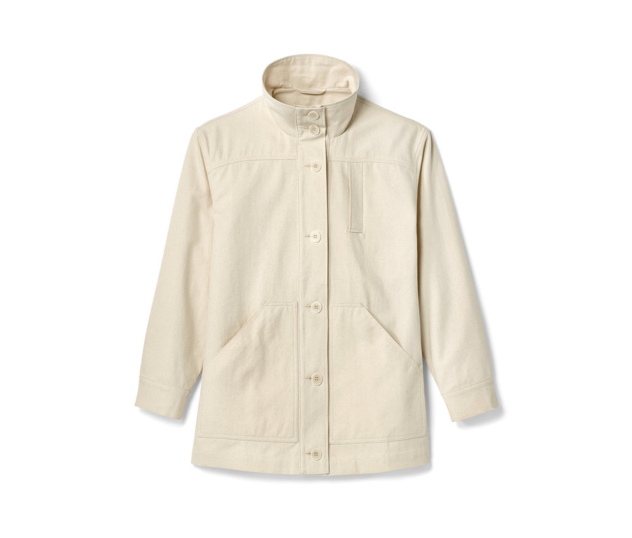 Die NAH/STUDIO Parka aus ungefärbter Baumwolle ist eine beige, langärmelige Jacke mit Knopfverschluss und Taschen.