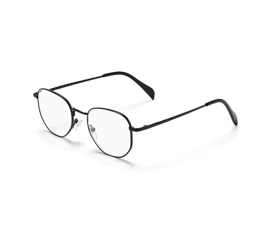 Eine schwarze Lesebrille mit Etui liegt auf einem weißen Hintergrund.