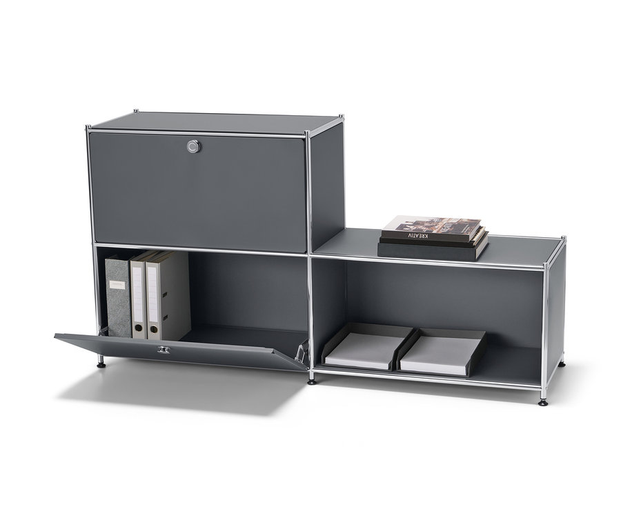 Graues Metallregal »CN3« mit 3 Fächern, eine Tür ist geöffnet.