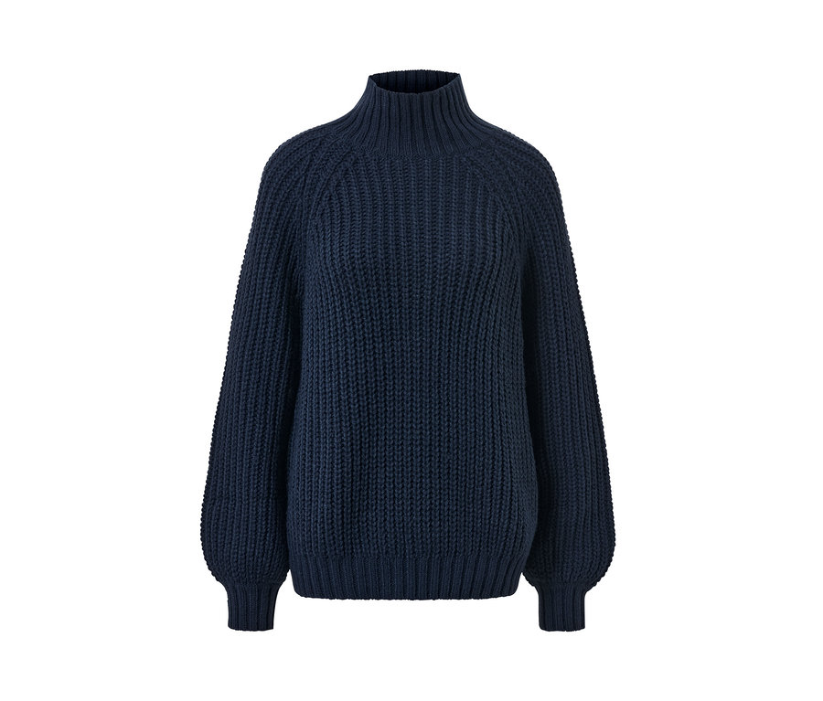 Dunkelblauer Strickpullover mit Stehkragen.