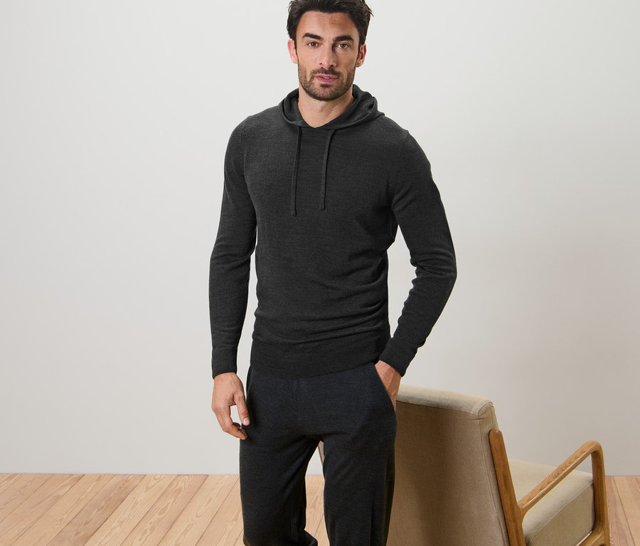 Mann posiert in einem Feinstrick-Hoodie.