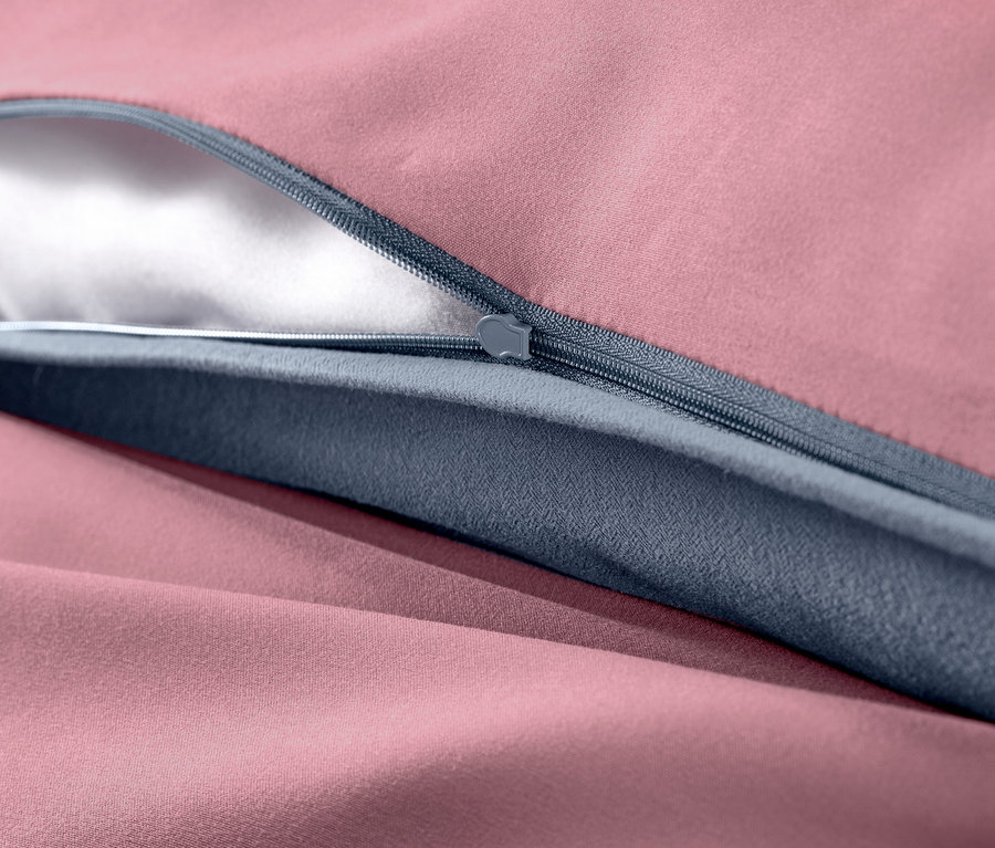 Detailaufnahme von teilweise geöffneter Microfaser-Flanell-Bettwäsche.