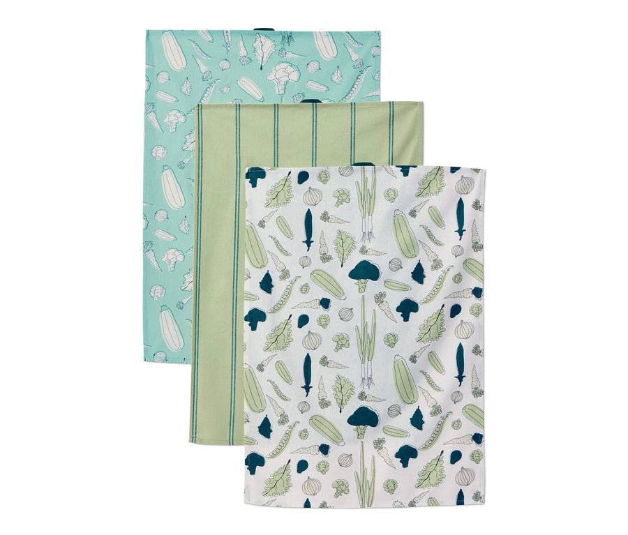 Drei Geschirrtücher mit verschiedenen Mustern. Eines hellblau mit Gemüse, eines grün gestreift und eines weiss mit Gemüse.