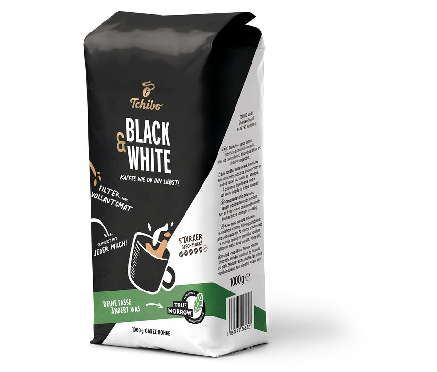 Eine Packung BLACK & WHITE - 1 kg Ganze Bohne Kaffee von Tchibo.