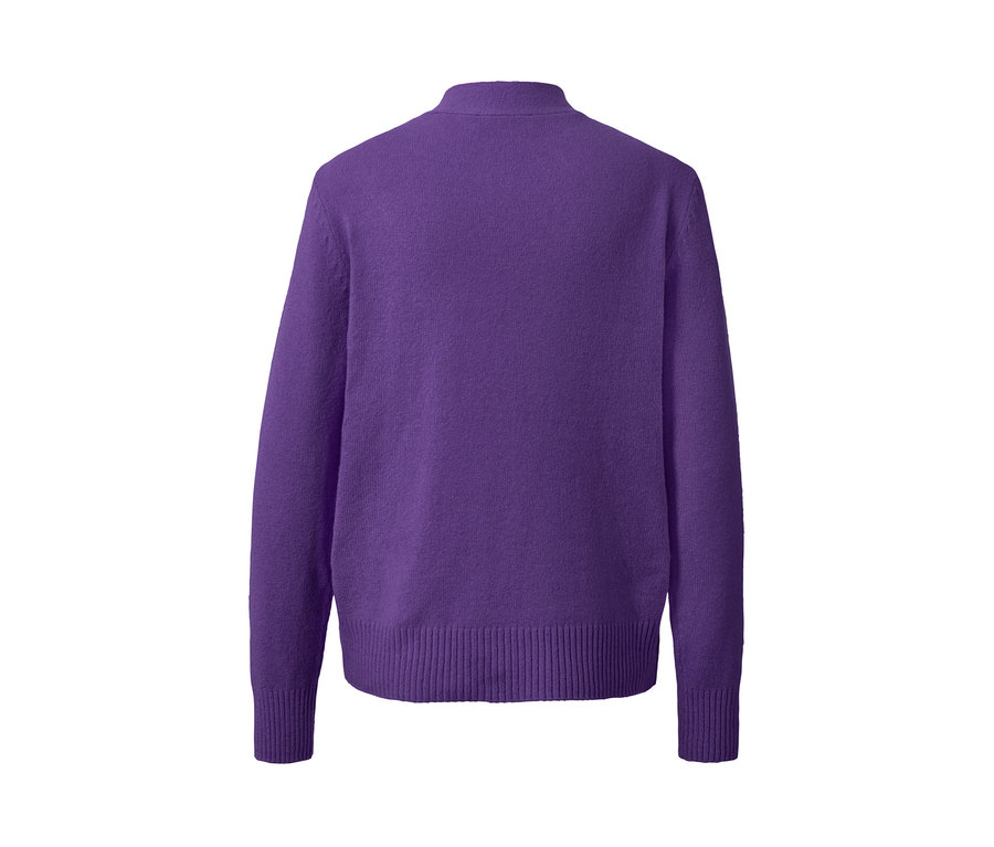 Lila Strickjacke mit Wolle.