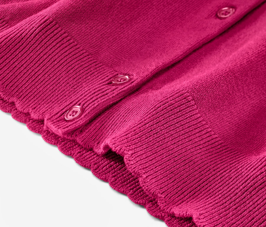 Detailaufnahme eines Feinstrick-Cardigans mit Wellenkante.