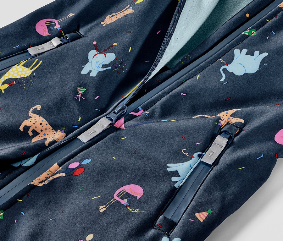 Detailaufnahme eines Kinder-Softshell-Einteilers mit Tiermotiven.