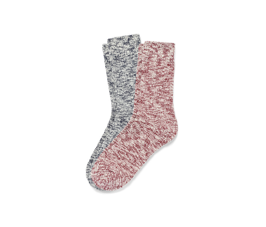 Zwei Paar Stricksocken.