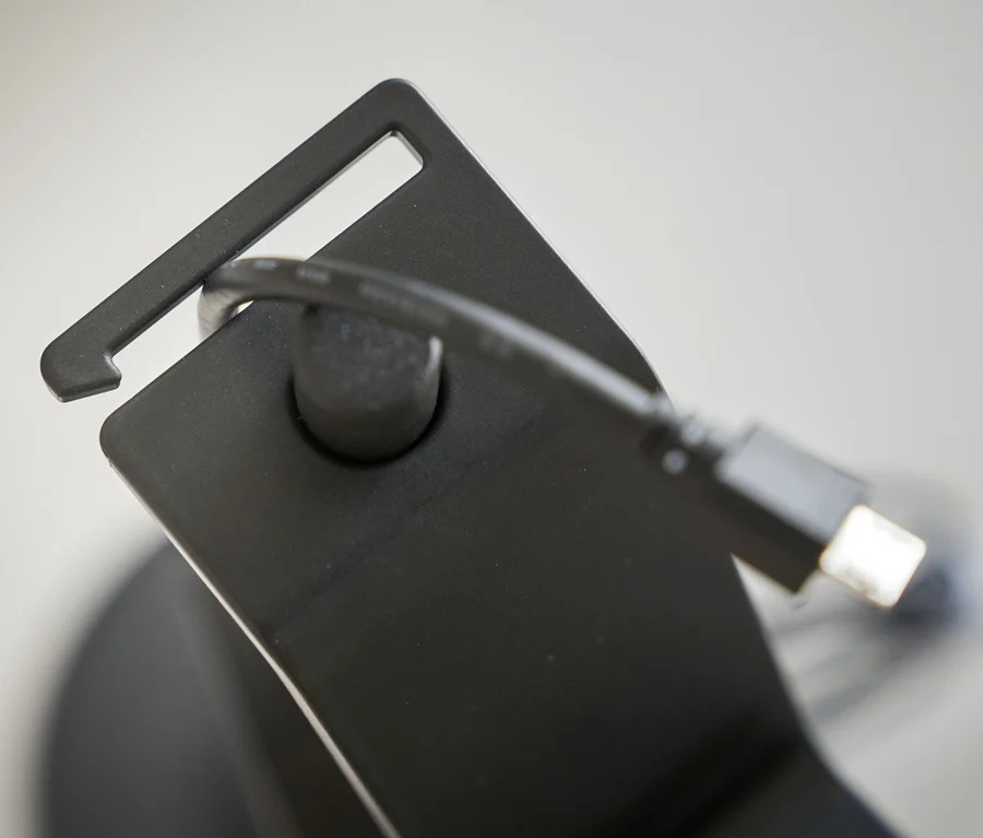 Detailaufnahme eines schwarzen YAMAZAKI Controller-Ständers »SMART« mit Kabel.