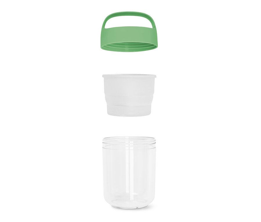 Ein zerlegter, kleiner To-Go-Behälter mit Henkel, bestehend aus einem grünen Deckel, einem weißen Innenbehälter und einem transparenten Außenbehälter.