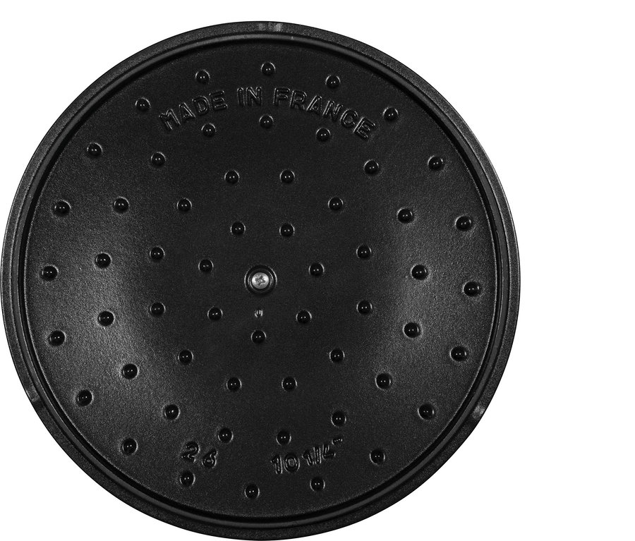 Detailansicht des schwarzen STAUB Kochtopf-Set »La Cocotte« Deckels mit der Aufschrift "MADE IN FRANCE".