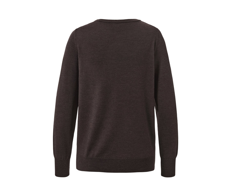 Detailaufnahme eines braunen Merino-Feinstrickpullovers.