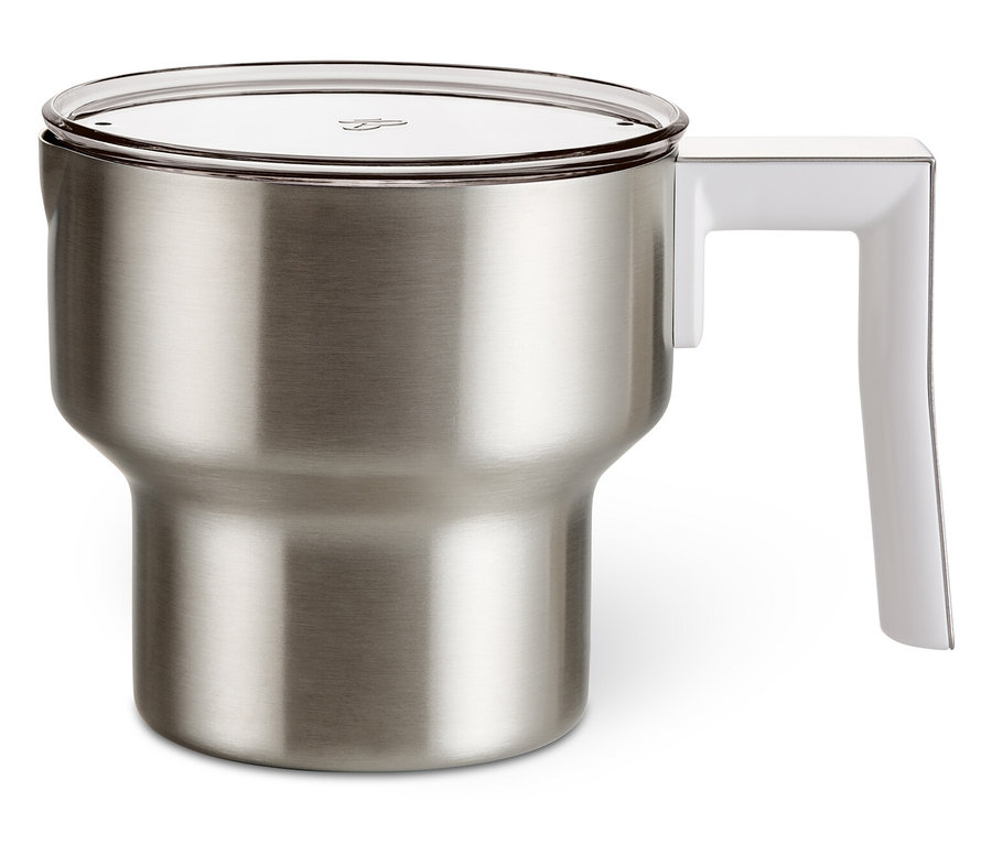 Ein Induktions-Milchaufschäumer aus Edelstahl mit weißem Griff und transparentem Deckel.