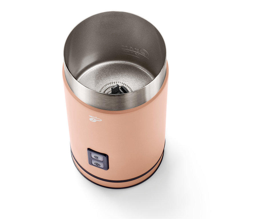 Nahaufnahme eines elektrischen Milschaufschäumers in Aprikosenfarbe.