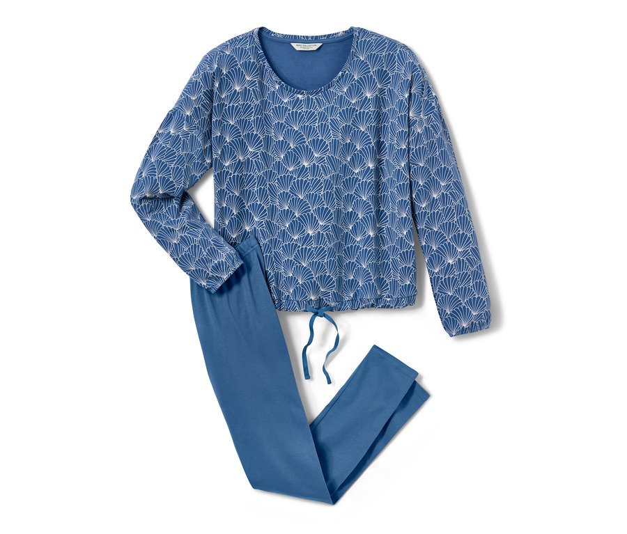 Ein blauer Leggings-Pyjama mit weißem Muster liegt auf einem weißen Hintergrund.