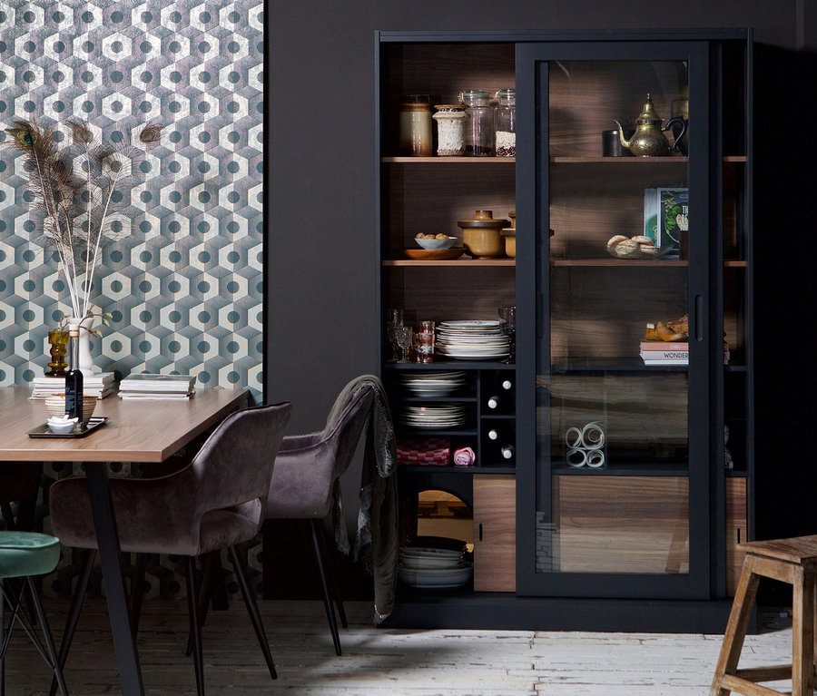 Esszimmer mit Holztisch, grauen Stühlen und schwarzer Woood Vitrine »James« aus Kiefernholz mit Glasschiebetüren.