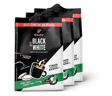 Drei Packungen Tchibo Black & White Kaffeepads, Big Pack 36 Pads. Die Packungen sind schwarz-weiß mit einer Abbildung einer Tasse Kaffee.