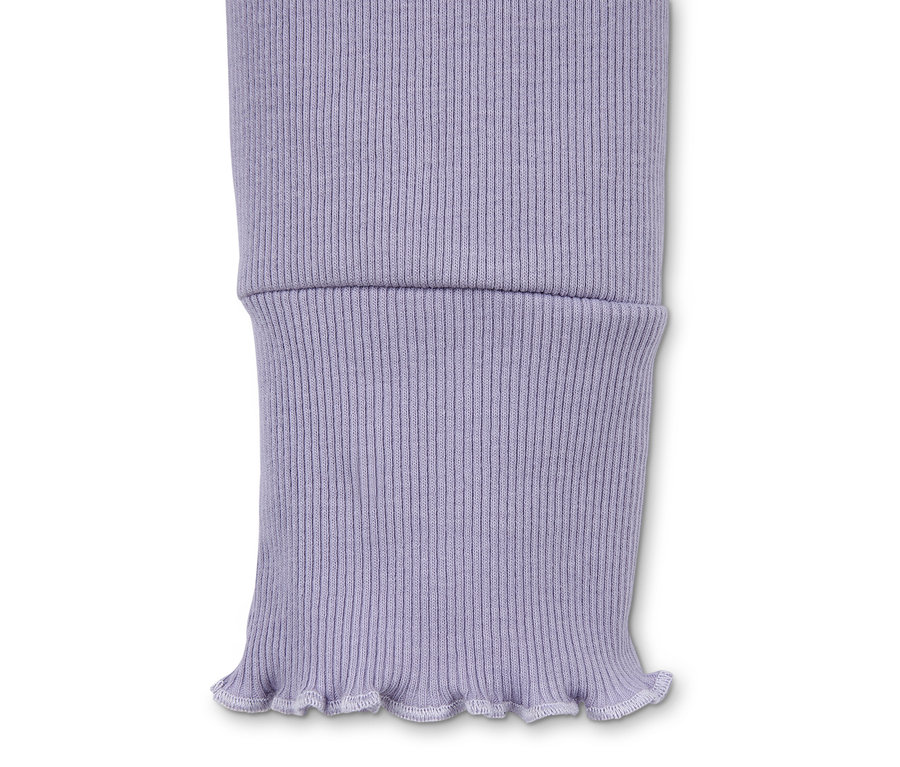 Detailansicht eines fliederfarbenen Rippshirts.
