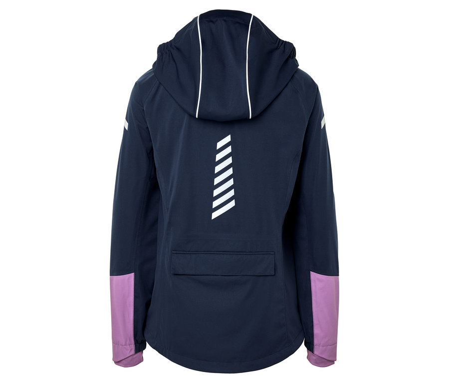 Dunkelblaue Jacke mit Kapuze von hinten mit weißen Streifen und lila Ärmeln.