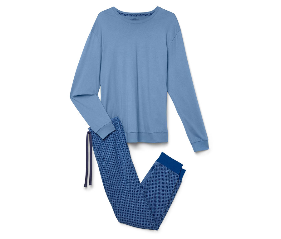 Blauer, langärmliger Schlafanzug und blaue, gemusterte Hose.