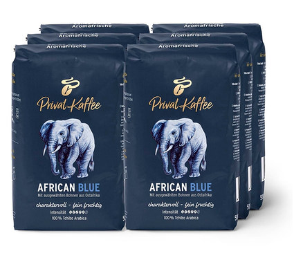 Sechs Packungen Privat Kaffee African Blue - 6x 500 g Ganze Bohne. Auf der Verpackung ist ein Elefant abgebildet.