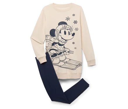 Beiges Sweatshirt mit Mickey Mouse auf einem Schlitten und dunkelblaue Leggings.