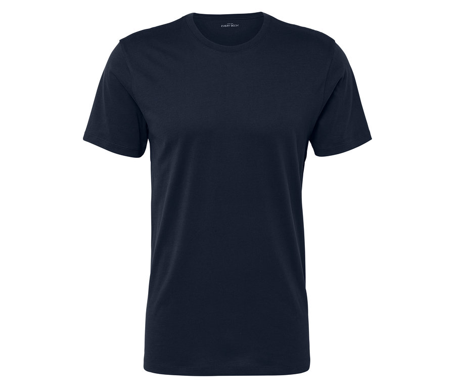 Ein marineblaues T-Shirt liegt auf einem weißen Hintergrund.