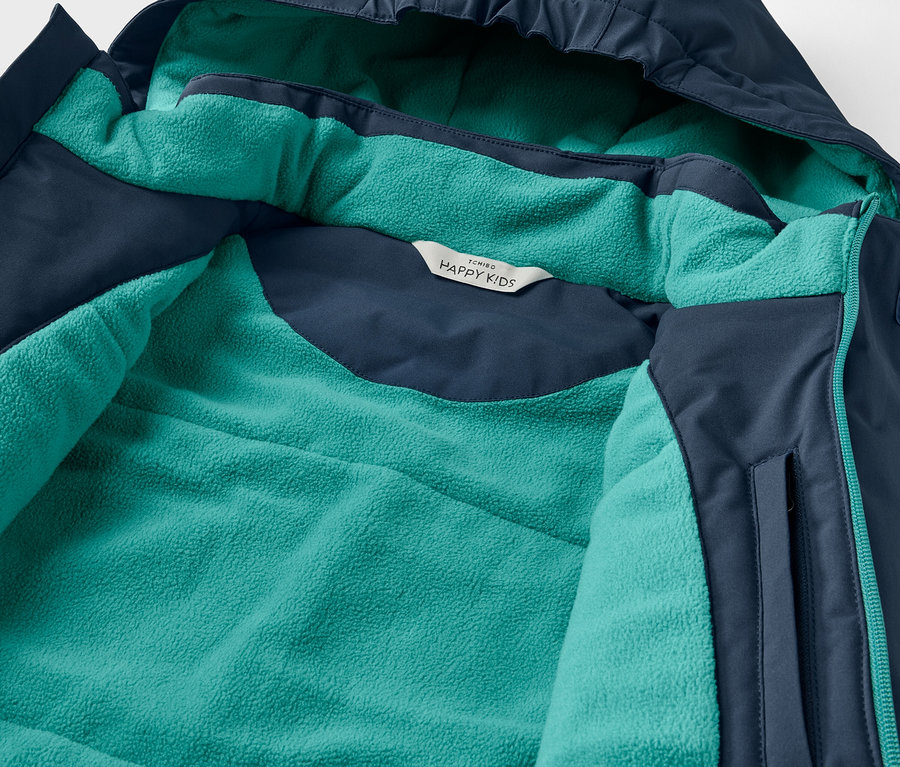Detail einer Kapuzenjacke, marineblaues Äußeres und türkisfarbenes Inneres.