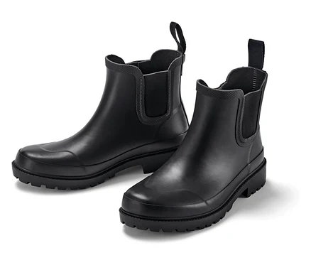 Zwei schwarze Gummistiefel auf einem weißen Hintergrund.