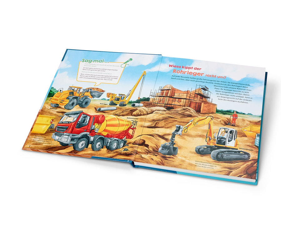 Illustration einer Doppelseite eines Buches, die eine Baustelle mit verschiedenen Baufahrzeugen wie Betonmischer, Bagger und Kran zeigt.