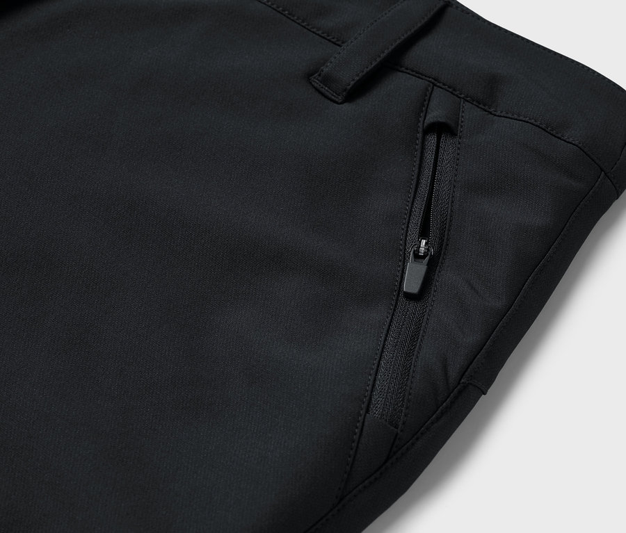 Detail einer schwarzen Hose mit Reißverschlusstasche.