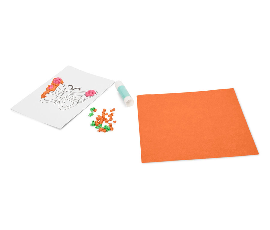 Auf einem weißen Hintergrund liegen eine Malvorlage mit einem Schmetterling, eine Tube Kleber, kleine orangefarbene und grüne Kügelchen und ein orangefarbenes Blatt Papier.