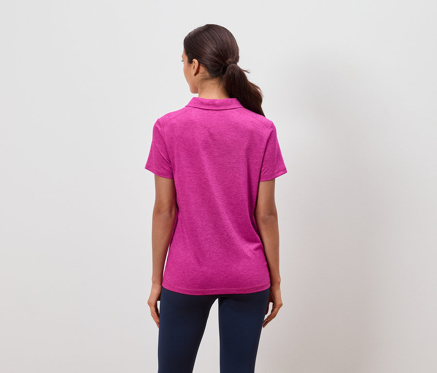 Rückansicht einer Frau mit Pferdeschwanz, die ein pinkfarbenes Poloshirt und marineblaue Hosen trägt.