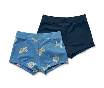 Zwei Kinder-Badehosen, eine blau gemustert, eine dunkelblau.