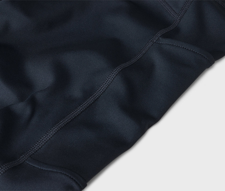 Detailaufnahme von schwarzem, genähtem Stoff.