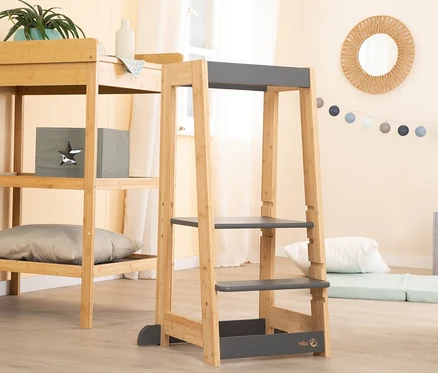 Im Interieur steht ein roba Lernturm holz anthrazit.