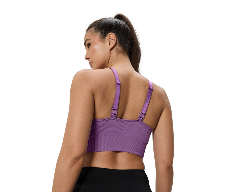 Frau trägt einen lila Sport-BH.