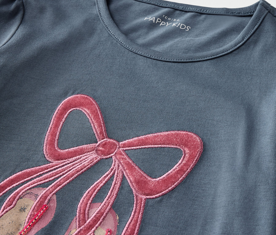 Blaues Kurzarm-T-Shirt mit Applikation von Ballettschuhen mit rosa Schleife.