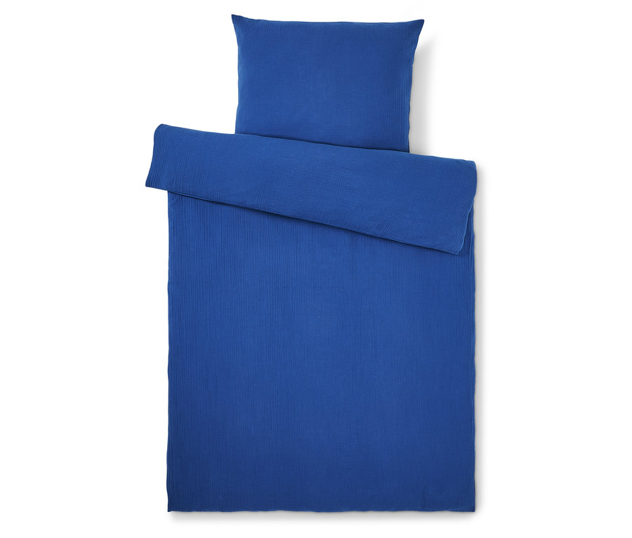 Draufsicht auf ein blaues Bettwäsche-Set, bestehend aus einem Kissenbezug und einem Bettbezug.